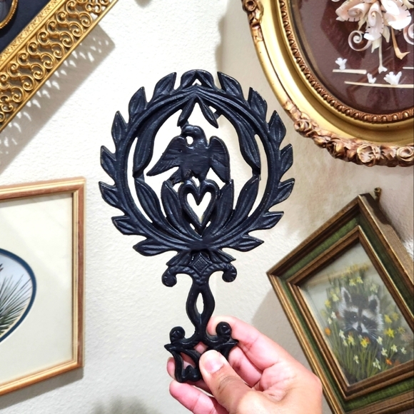 Vintage Collectible Wilton Cast Iron American Eagle Trivet With Handle & Feet - Picture 2 of 6